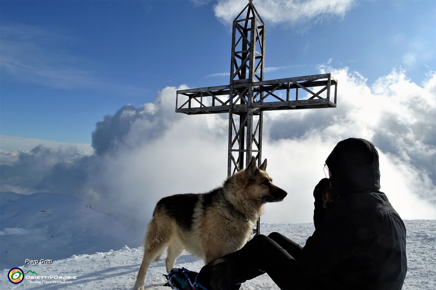 48 Pranzetto al sacco sulla neve alla croce di vetta del Grem (2049 m).JPG -                                